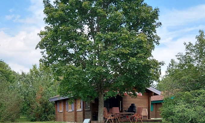 Hayingen House | Cozy Retreat: Pet-Friendly Stay with Ocean Views at Lauterdörfle