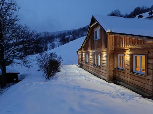 Velka Upa Ski Chalet | Pet-Friendly Luční chalupa with Hot Tub & Family Amenities