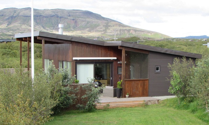 Selfoss Cottage | Idyllic Villa with Hot Tub & Majestic Mountain Views