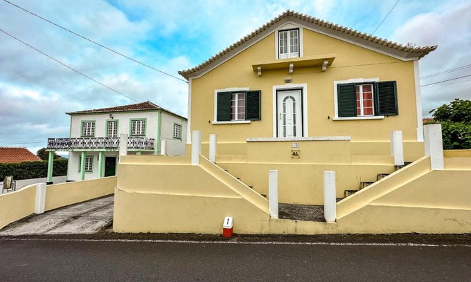 Biscoitos Apartment | Cozy Luana House: Family-Friendly Retreat with Great Reviews