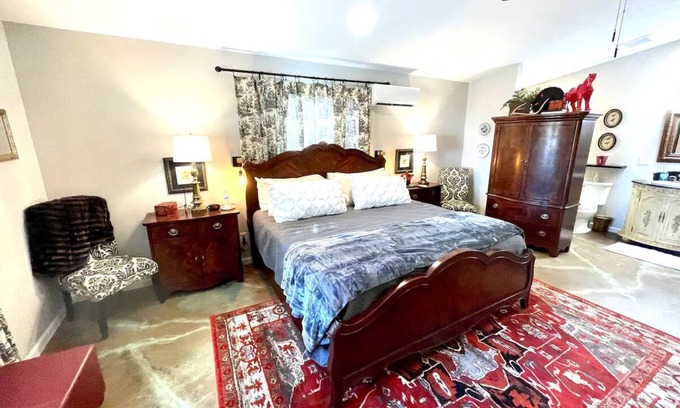 Valley View Bed & Breakfast | Relax in Lubbock Room at Red Oak Lodge with Spa Amenities