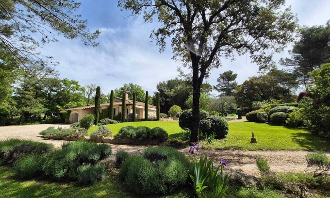 Menerbes Villa | Idyllic Luberon Retreat with Private Pool & Ocean View
