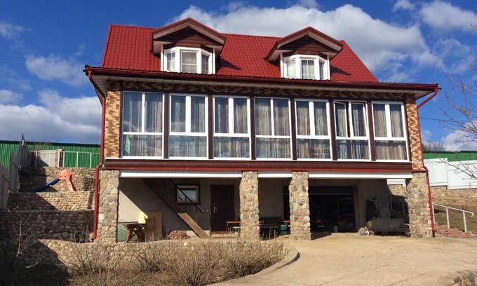 Zaborki Apartment | Discover Lubimiy Prichal: Oceanfront Retreat with Hot Tub