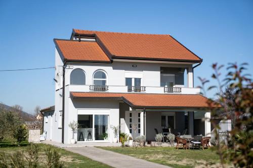 Zavala Apartment | Cozy Lucas Apartment: Pet-Friendly Retreat with Pool Access