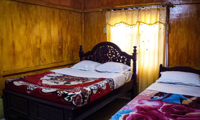 Bajawa House | Cozy Lucas Authentic Lodge: Pet and Child Friendly Retreat