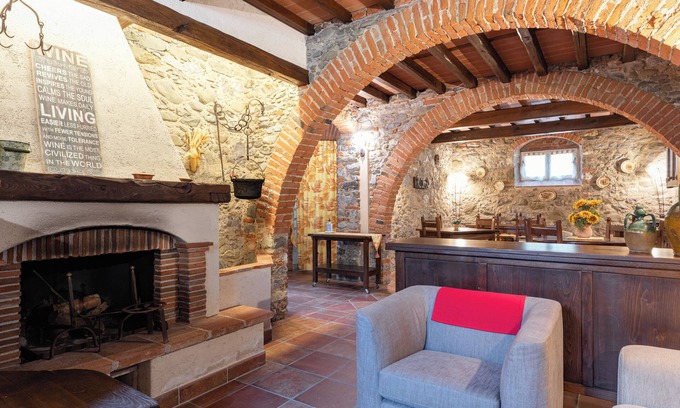 Diecimo House | Discover Franco's Friendly Villa with Pool and Spa Amenities