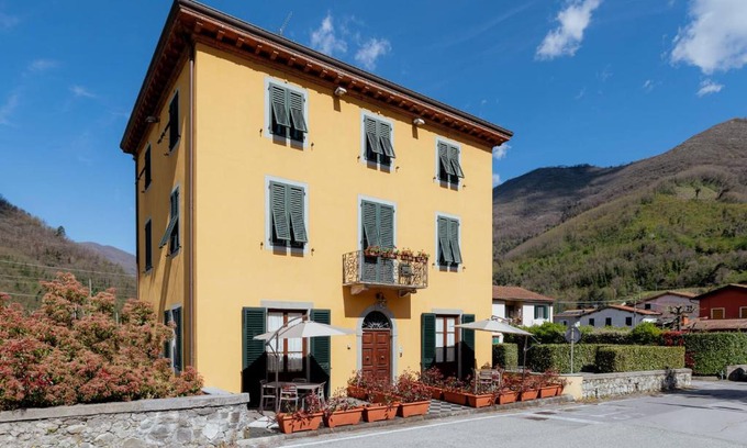 Diecimo Bed & Breakfast | Oceanfront Retreat at Lucca Franco's Villa - Rated 9/10