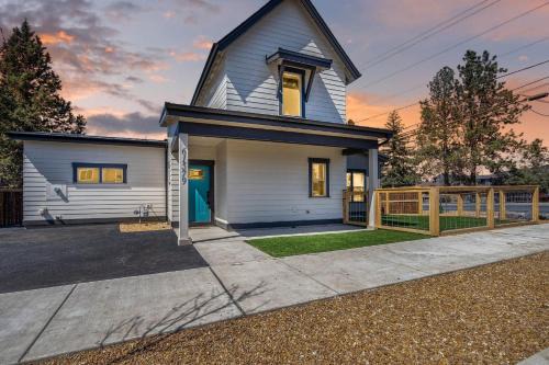 Old Farm District House | Relax at Lucia Escape: Family-Friendly with Breakfast Included