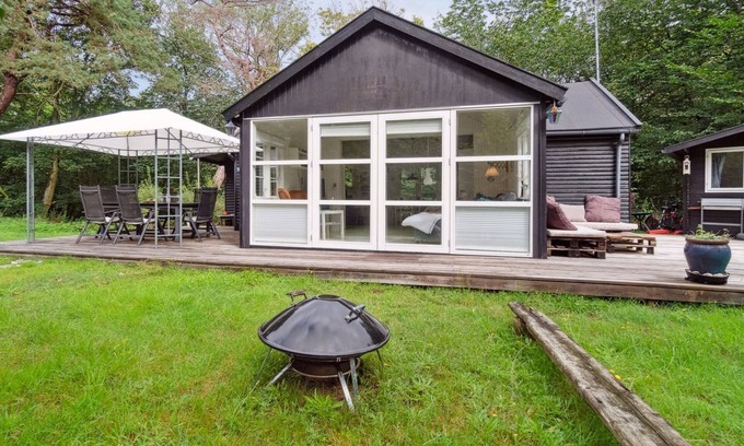 Ronne House | Oceanfront Retreat "Lucie" – Steps from the Sea!