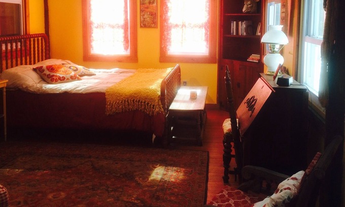 Exeter Cottage | Discover Lucie's Hideaway: Artistic Tiny House with Ocean View