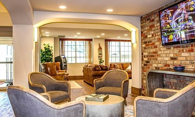 Weatherford Hotel | Ideal Holiday Inn Express & Suites Weatherford with Pool & More