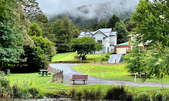 Warburton House | Unforgettable Lucille Experience with Scenic Views & Breakfast