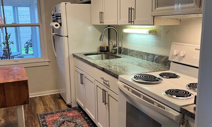 South Bend House | Luck o' the Irish-charming cottage1000/night 2 mi from ND stadium. Pet Friendly!
