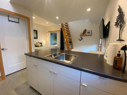 Ucluelet Apartment | Pet-Friendly Lucky Creek Guest Suite - Rated 9/10 by Guests