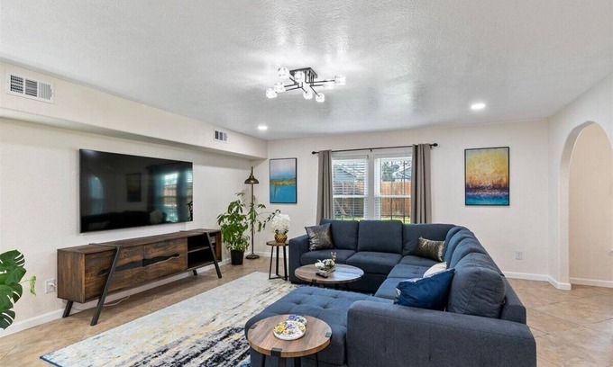 MacGregor House | ```html
Discover LUCKY House: Your Oasis in Houston's Heart
```