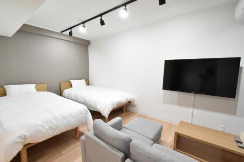 Shinagawa Apartment | Couples' Getaway Near Station: Perfect for Remote Work