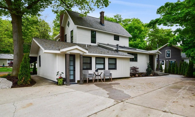 Saugatuck Apartment | Unforgettable Stay at Lucky Lucy - Studio Apartment for Two