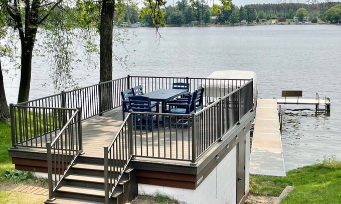 Chetek House | Luda’s Lakeshore Retreat: Newly renovated. Boathouse deck, private dock & slip