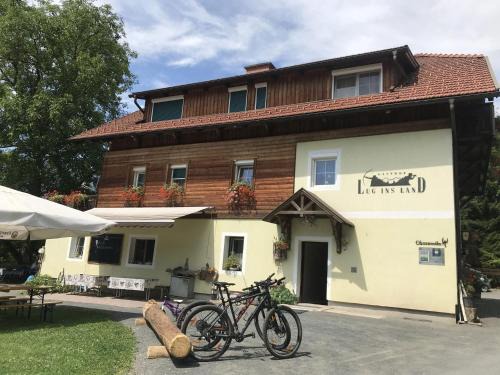 Spittal an der Drau Hotel | Cozy Retreat at Lug ins Land with Oceanfront Views