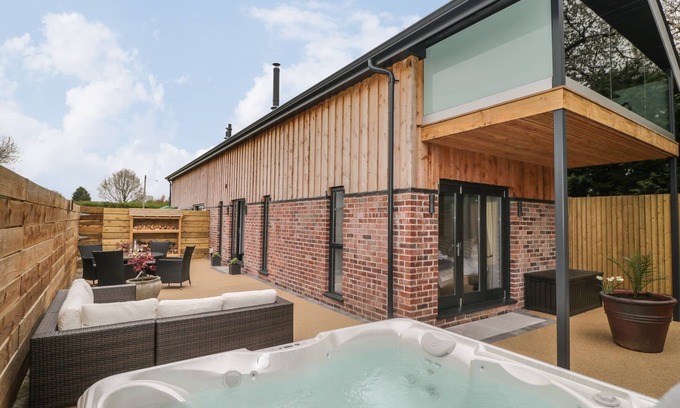 Hereford Cottage | Escape to LUGG VIEW: Holiday Cottage with Hot Tub