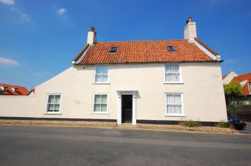 Wells-next-the-Sea House | Cozy Luggers Cottage: Pet & Child Friendly Getaway