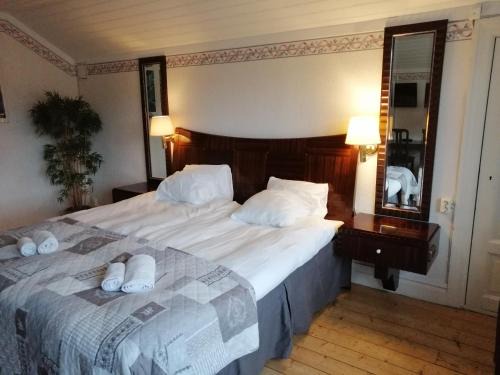 Malung Hotel | Relax at Värdshuset Lugnet: Pet-Friendly Beachside Retreat