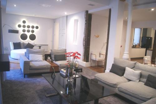 Barrio de las Letras Apartment | Luxury in the Heart: 4-Star Stay with Family-Friendly Amenities