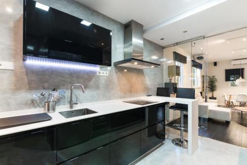Cotos Apartment | Elegant Stay at Las 4 Torres in the Business District