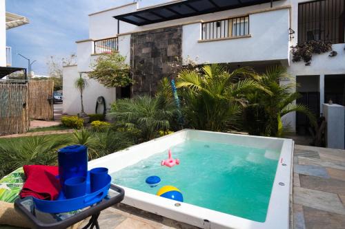 Leon House | Relaxing Retreat: Oceanfront Home with Pool and Fireplace