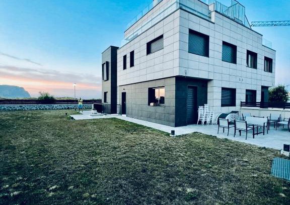 Laredo House | Oceanfront Luxury Retreat with Amazing Sea Views