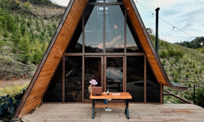 El Penol Ski Chalet | Elegant Mini Club-Chalet with Pool and Lakeside Jacuzzi