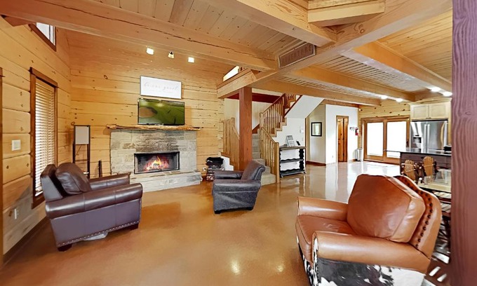 Canyon Lake House | Inviting Luke Lake Living: 4-Star Retreat for Families & Pets