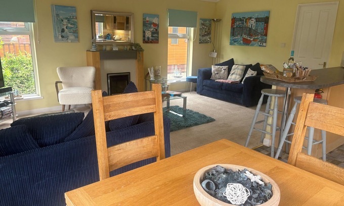 Liverton Cabin | Relaxing Luke's Lodge in Devon with Hot Tub & Pet-Friendly