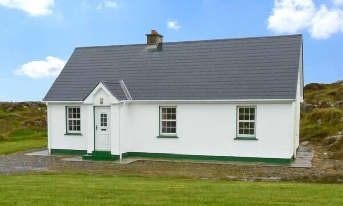 Kincasslagh Cottage | Pet-Friendly Lully More Cottage on Beautiful Cruit Island