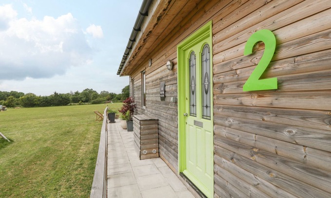Congresbury Cottage | Pet-Friendly LULU LOGS: A Unique Holiday Cottage Stay