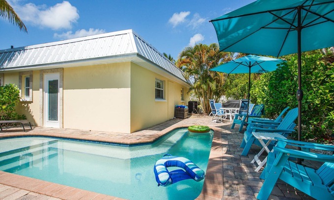 Siesta Key Condo | Pet-Friendly Duplex Steps from the Beach with Ocean Views