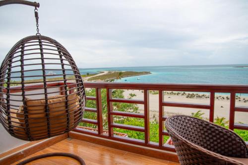 Guraidhoo House | Relax at Marina Bay Retreat & Spa with Hot Tub and Kitchen