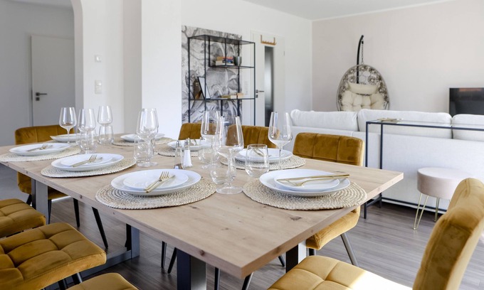 Richard-Strauss-Straße Apartment | Stylish Lumen Homes: Design Apt Near Audi & Altstadt