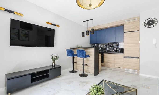 Baluty Apartment | Pet-Friendly Apartment on Drewnowska with Spa & Breakfast