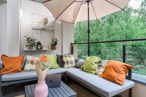Lodz Apartment | Lovely Lumina Apartment with Balcony by the Park