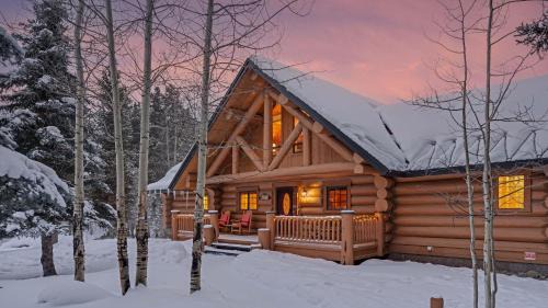 Westridge House | Discover Luminary Log Chalet: Pet Friendly & 10/10 Rated