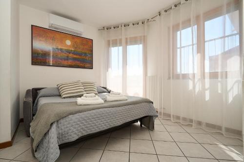 Dergano Apartment | Elegant 5-Star Hotel with Balcony, 15 Min from Duomo