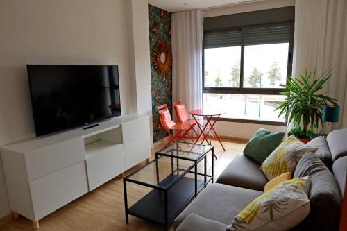 Plaza de Toros Vieja Apartment | Bright Apartment Overlooking the Harbor for Your Stay