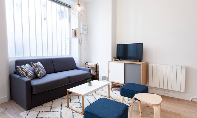 Clignancourt Apartment | Bright Apartment Near Sacred Heart with Kitchen & Breakfast