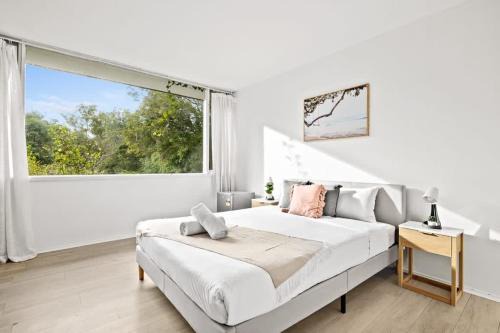 Pymble House | Bright Ensuite Queen Room - Perfectly Located with Kitchen