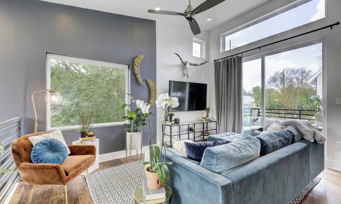 Govalle House | Luminous Renovated Cottage | Near Downtown