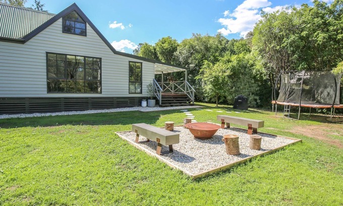 Bright House | Unforgettable Lumley Abode: Guest Rated 10/10 & Family Friendly