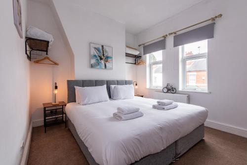 Walsall Apartment | Cozy Lumley House - 2BR Family-Friendly Retreat Near Birmingham