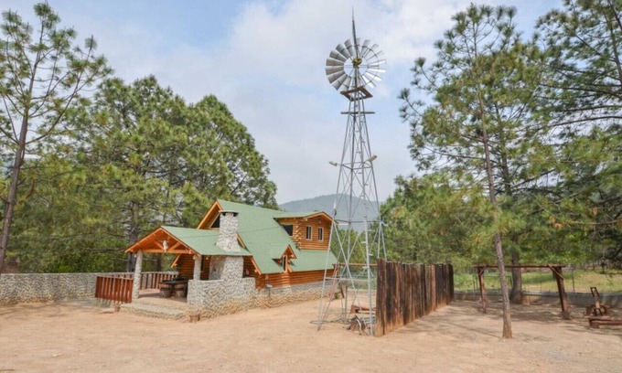 Santiago Cabin | Cozy Luna Cabin for Memorable Family Adventures