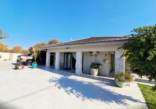 Maun Apartment | Discover Luna Holiday Home: Rated 9.3/10 with Family Amenities